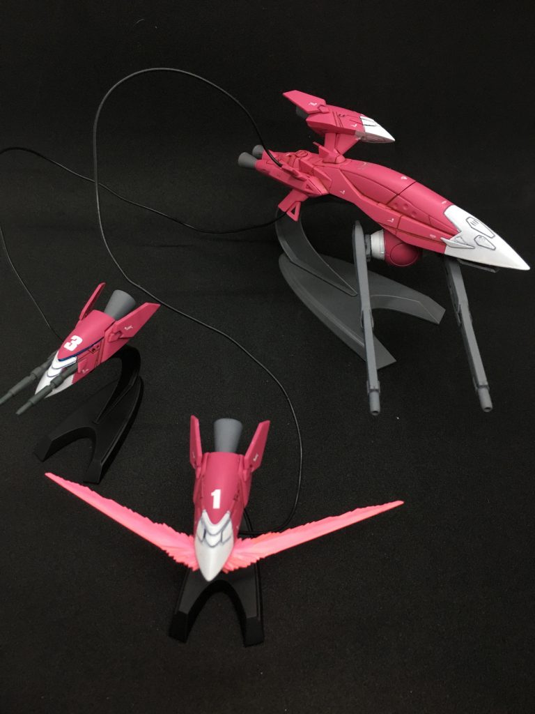 ガンバレル展開。各ポッドはビームガンだけでなくビームカッターも展開できるなかなかアグレッシブな仕様。ビーム刃は無色なので片面だけ塗装しましたが、塗装する面を間違えました...上に来る方は塗らないで逆の面を塗るべきでした。