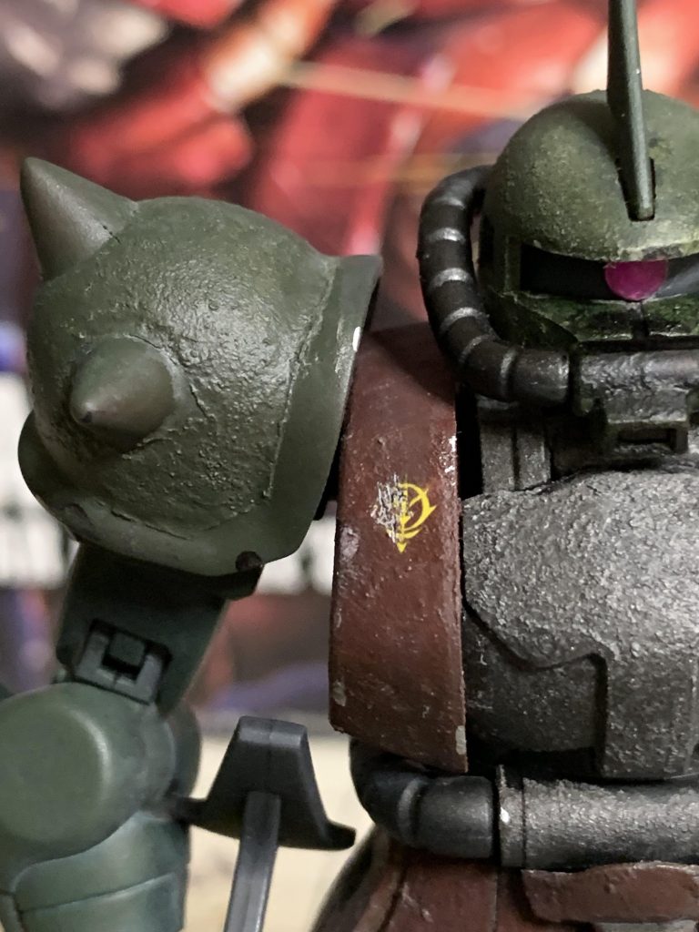 顔、胸部、肩に鍛造表現で、腕に比べて厚い装甲をイメージ。ジオンマークをちょっとキズで欠けてるような感じに。塗装剥がれもシルバーで表現してます。