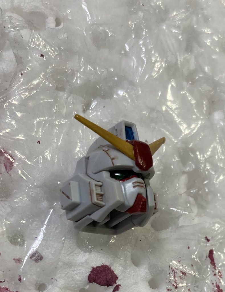 アンテナの中心部の赤いパーツ紛失のため、ランナータグを切り貼り後ヤスリで削って、ぱっと見では分からない？ように処理しました。