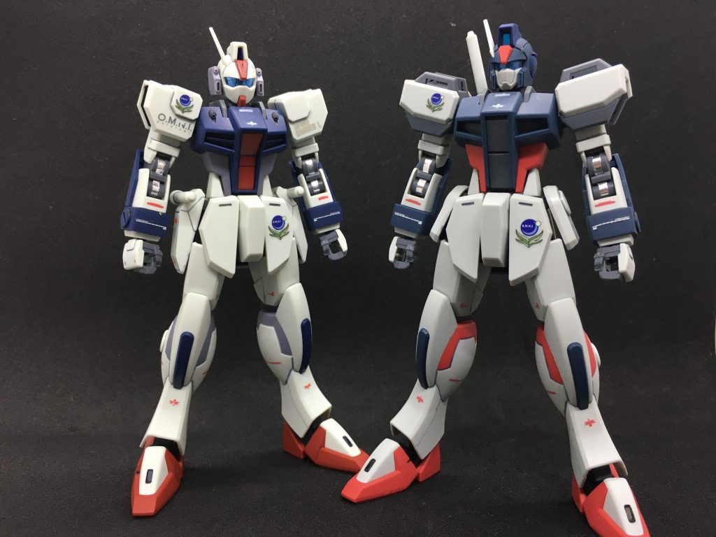 ダガーLと比較。上半身とサイドスカートを除けばほぼ本体形状は共通しています。基本的なデカールの貼る位置はダガーLと合わせています。