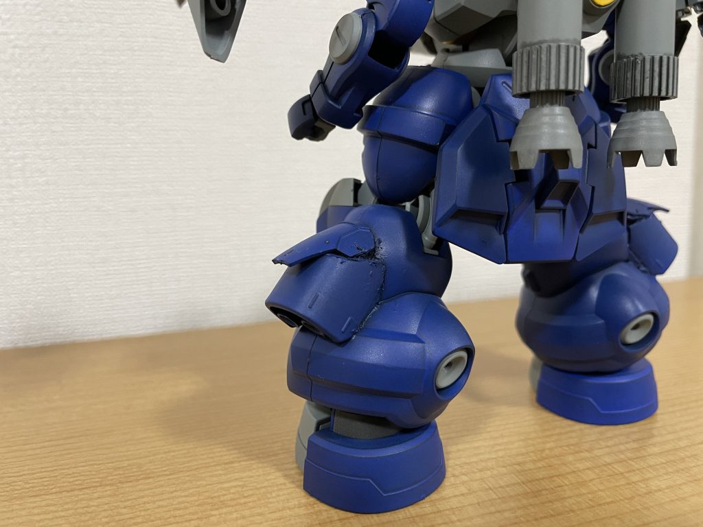 両足に追加ブースター装備これはサザビーの肩パーツの一部を使ってます。