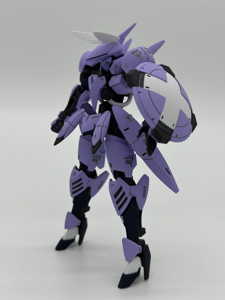 ダークグレーのデカールをペタペタと。腰のサイドバインダーと膝はマスキングして塗装しました。ちょっとしたマスキングでも大変ですね｡ﾟ(ﾟ´Д｀ﾟ)ﾟ｡ 