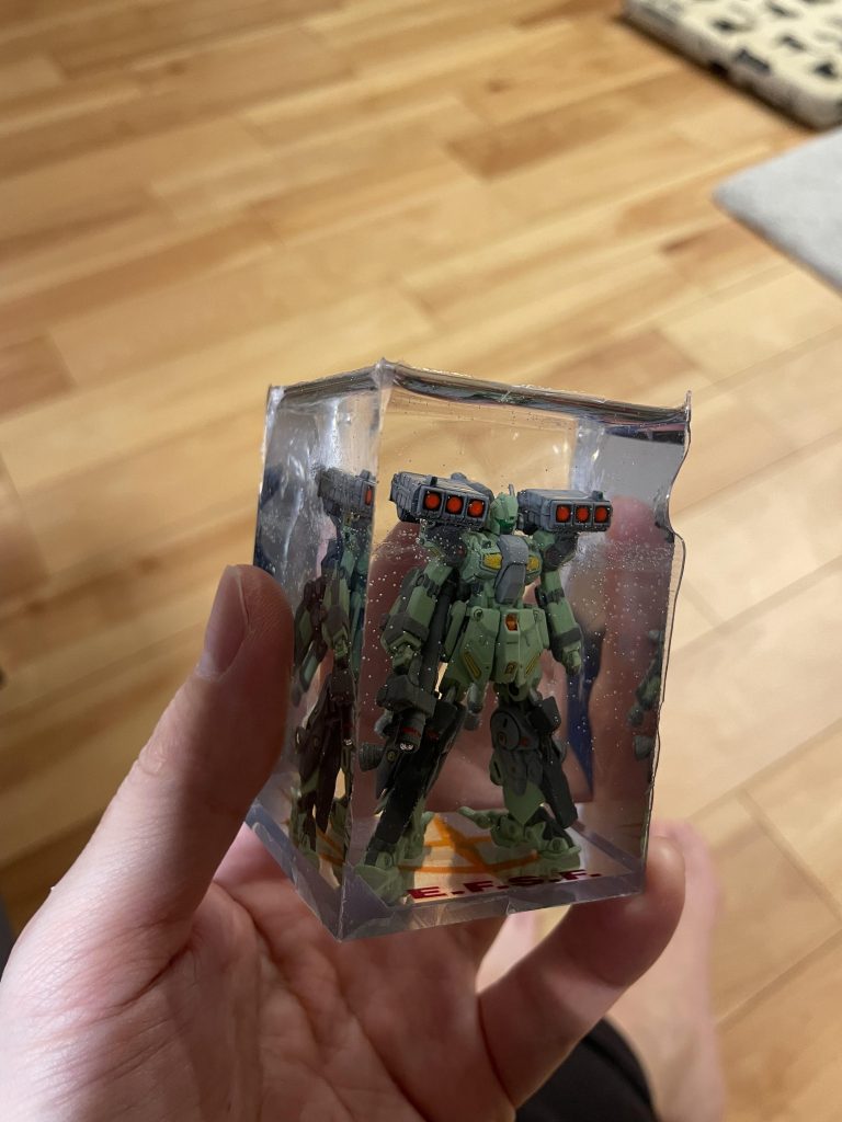 レジン硬化後に肩から外した状態。何ヶ所か欠けたり歪んだりしているのでここから補修、修正します。