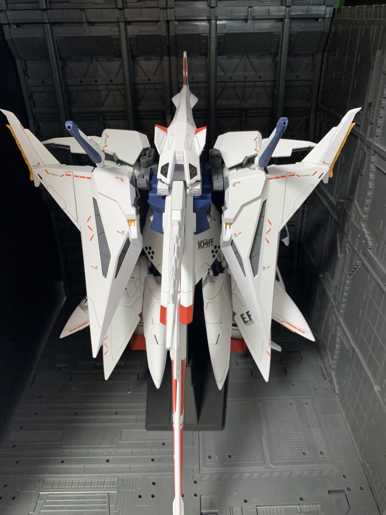 背面より。バーニアなどの一部の箇所はエナメル塗料で筆塗りしました。