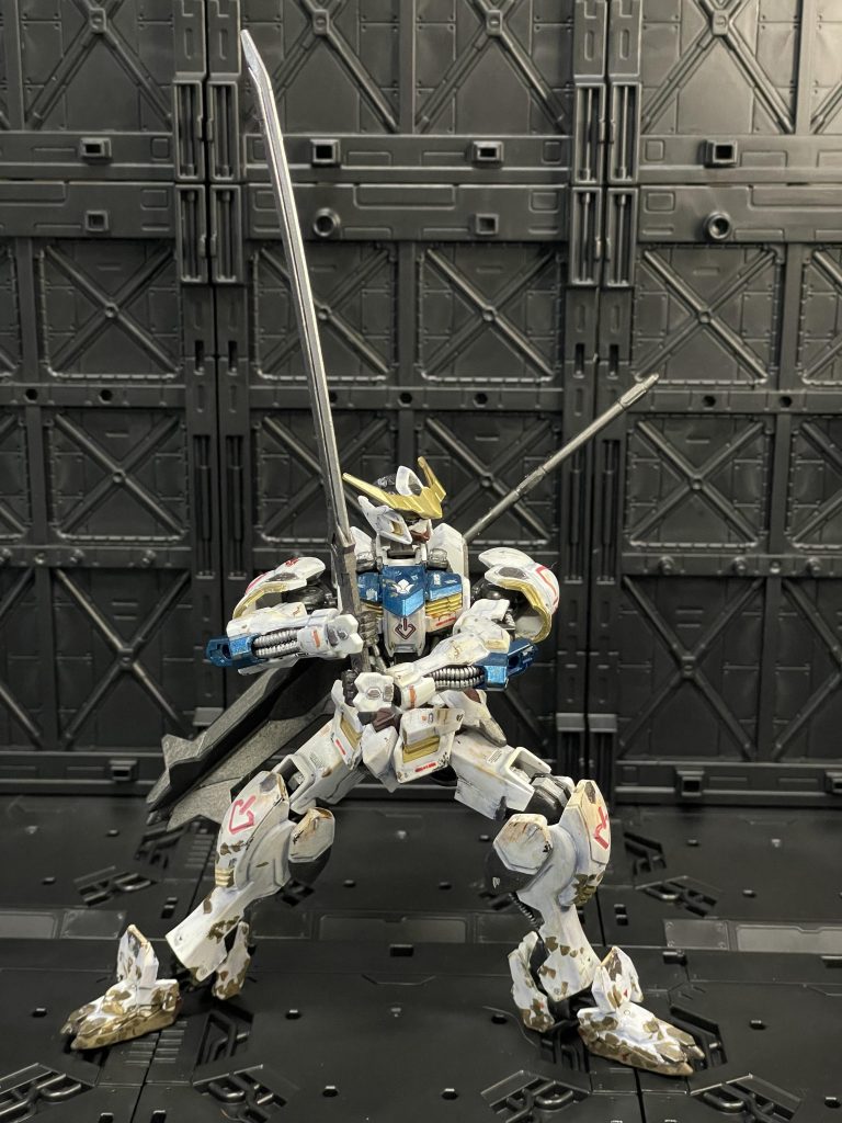 バルバトスは太刀での構えもカッコいいウェザリングはリアルタッチマーカーで全体的に汚してウェザリングカラーで泥や錆を表現ウェザリングマスターで金属の剥がれを表示しました