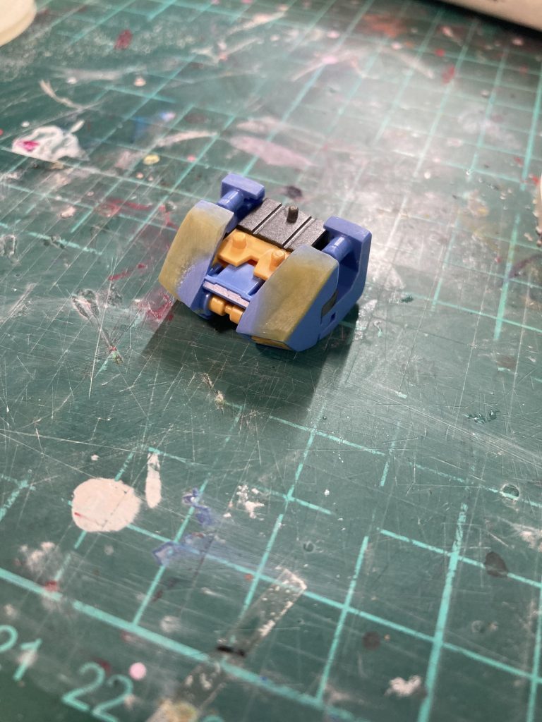 肩アーマーに負けないように、胸部も少しボリュームアップ。ピシッとした面になるようにヤスリがけしました。