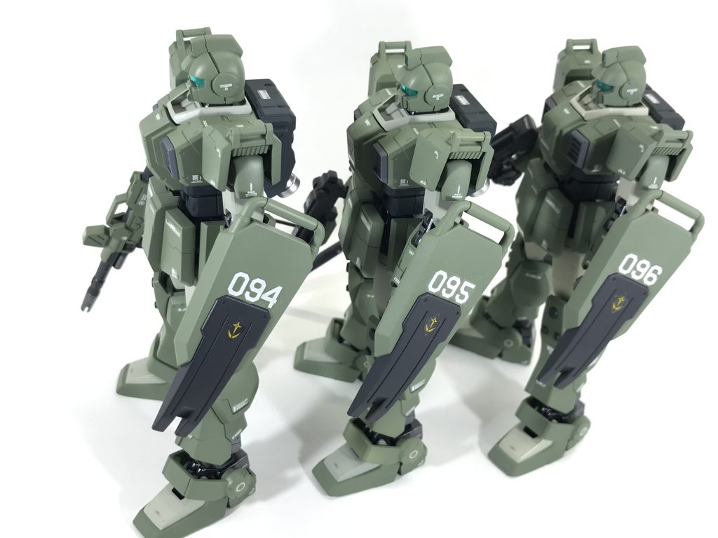 恒例のシールド機体No.並びショットです。グリーンのカラーと相まって陸戦型してますね〜