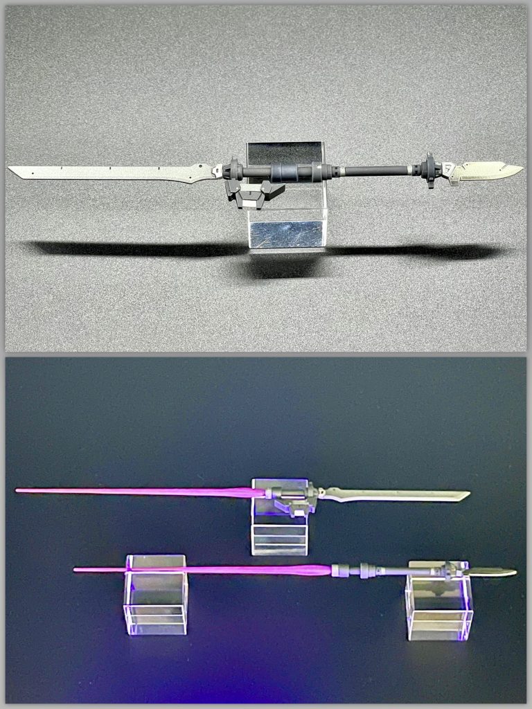 合体した実体剣刃ソード(上)。真ん中から分離後、ビーム・サーベルにした状態(下)。ビーム色は赤から紫に変更。UVでぼんやり光ります。