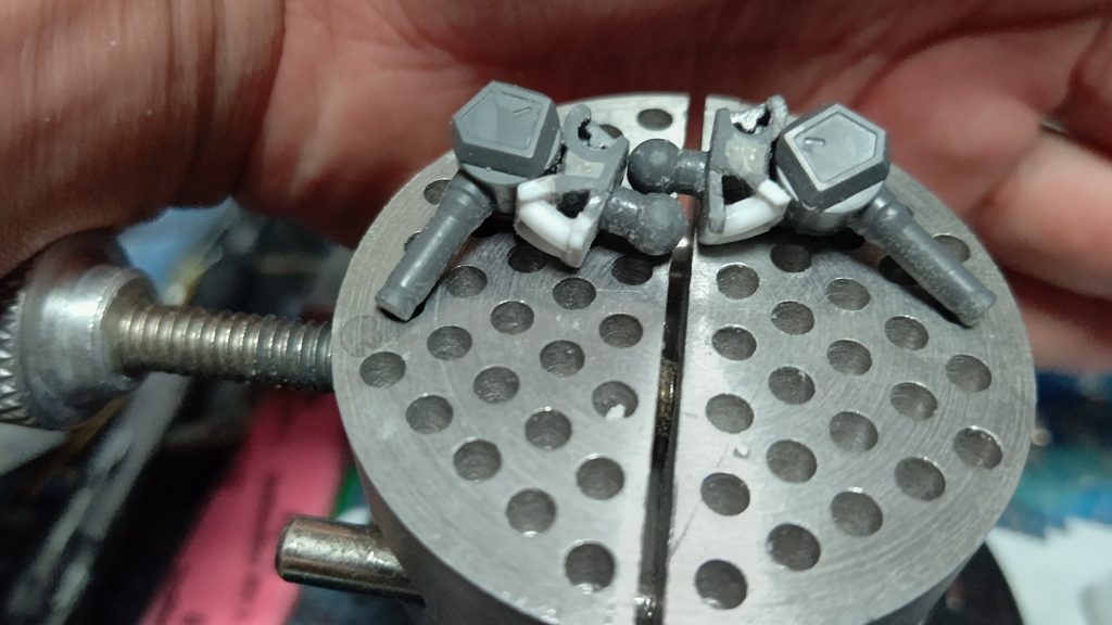 肩の動力パイプはキットのものをカットしてプラパイプに変えてます。