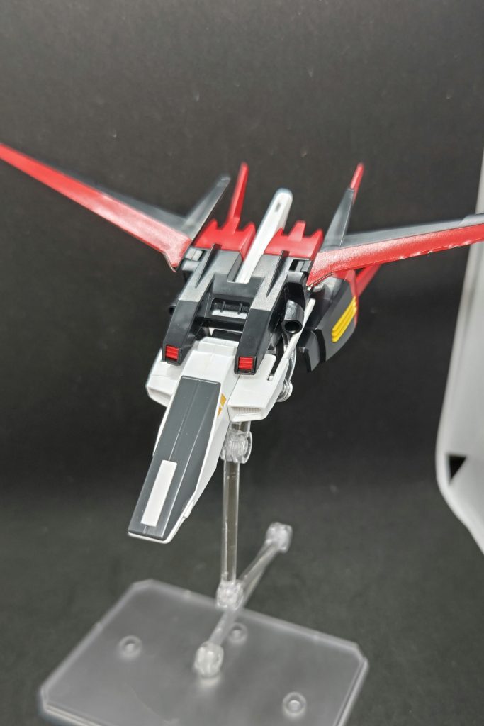 ちなみにGディフェンサーのコアファイターには3mm軸が挿せるので、こうやって飛ばしたりもできます。何となく様になる。 今回はこんなところで。ご閲覧ありがとうございました。