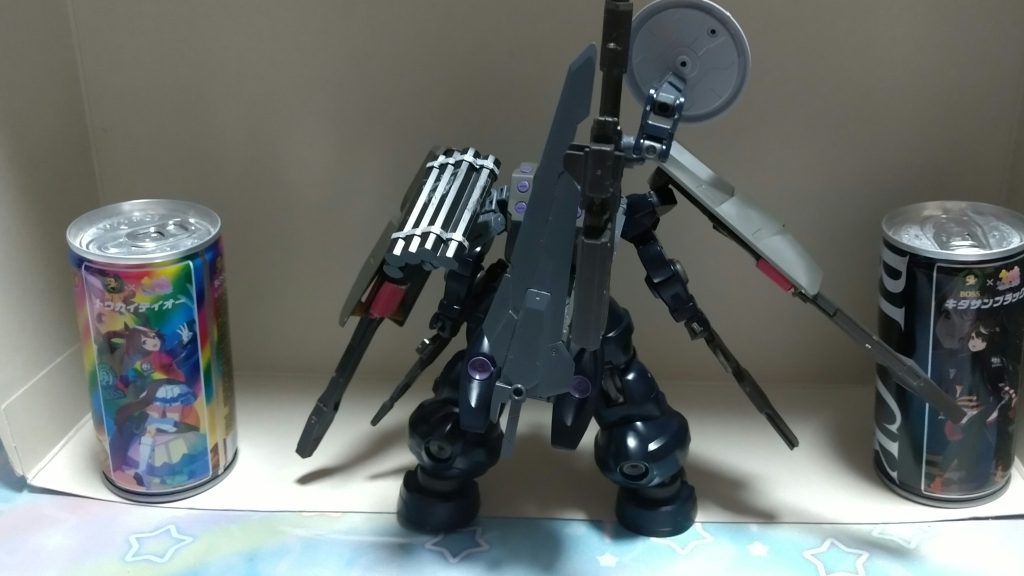 後ろは武装を結構盛りました( ^ω^;)ジョイントパーツ等を駆使して接続できるようにしました(*>ω<)bちなみに武装は圧縮型ビーム砲、硬化ミサイル、バスターソード、ビームトーチ、HCミサイルランチャー