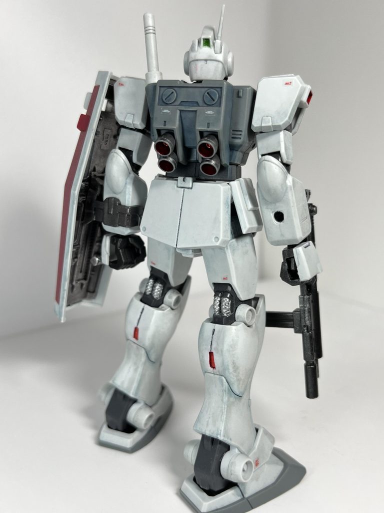 バックショット膝裏の動力パイプはアクリジョン:シルバーで。バーニア内側とふくらはぎのスラスターはガンダムマーカーEXロイヤルメタレッド。