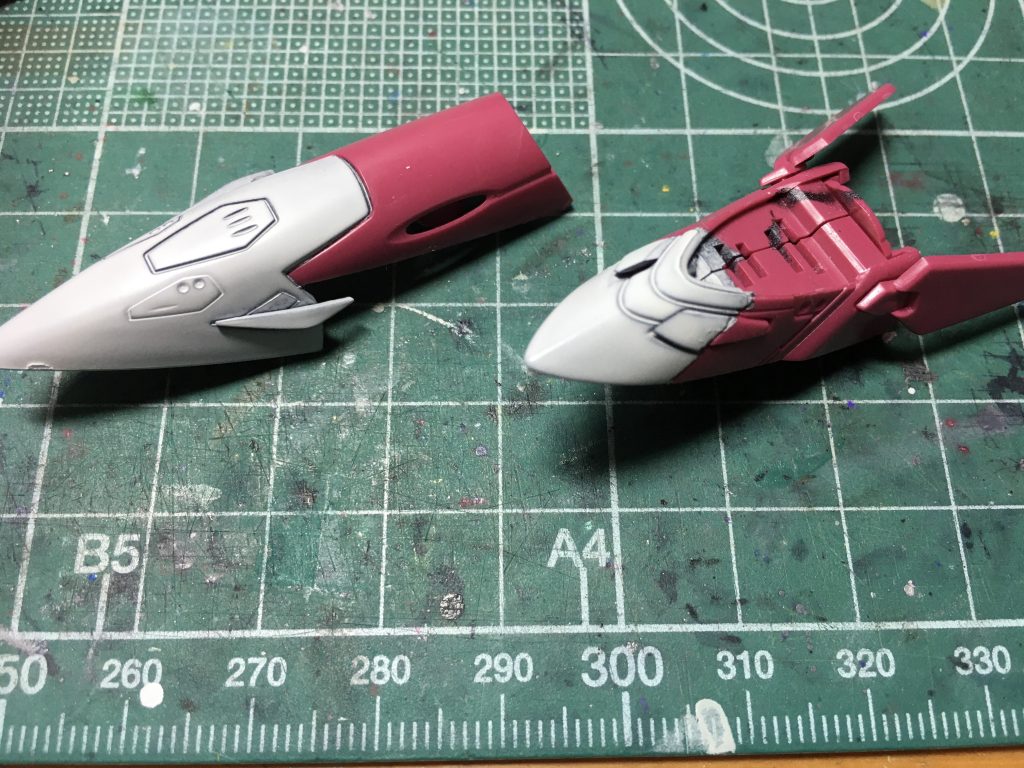 塗装は珍しく缶スプレーをメインで使っています。マゼンタ?風の成型色に白を発色させるならスプレーの方がいいです。白=Mr.ベースホワイト1000グレー=Mr.カラースプレー ニュートラルグレーグレー2=ガンダムマーカー ジオングレーピンク=同蛍光ピンク青=同メタブルー 過去作のメビウスゼロも一部塗り直そうかと思ってましたが間に合いませんでした。