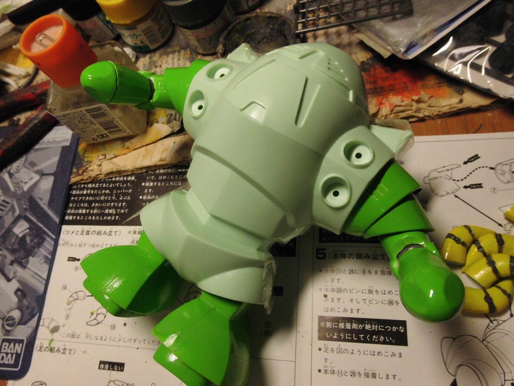 旧キットは腕足の先端から、塗装も考慮して作っていかないとならないのが懐かしくて、ミョウに感動しました。