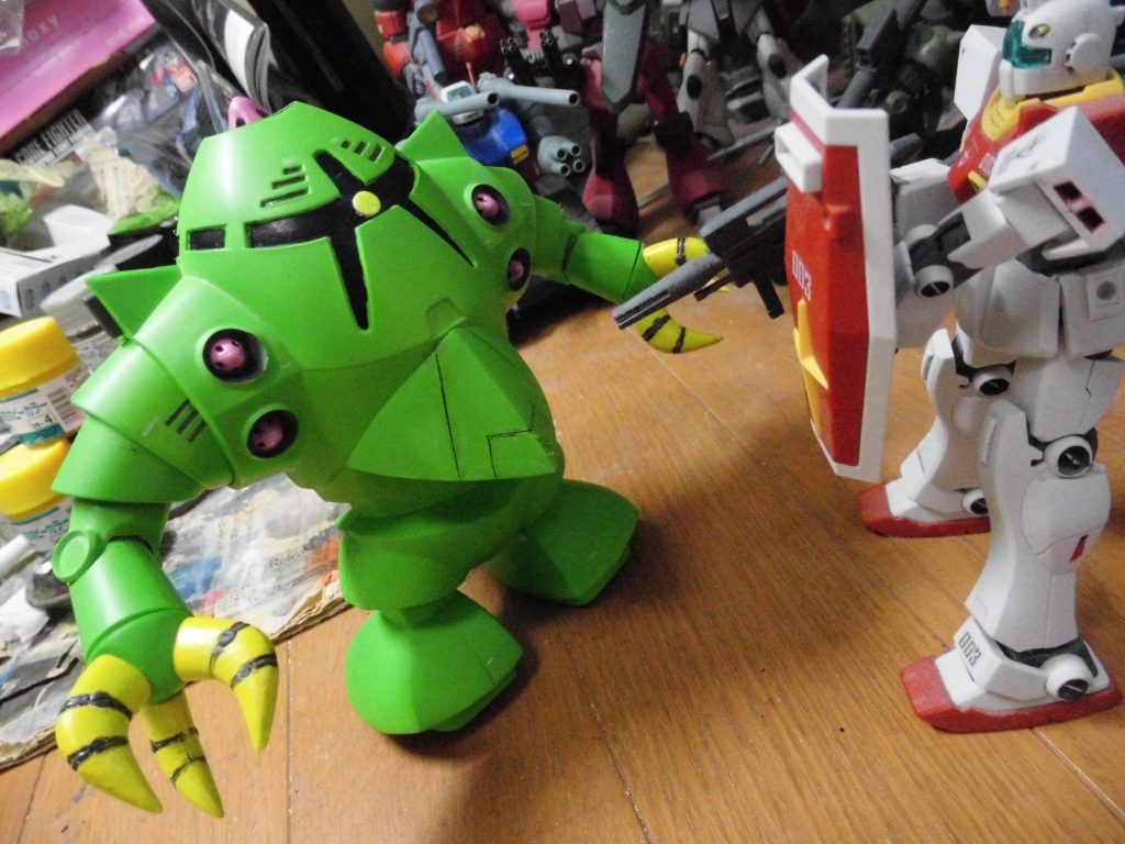 あ、この画像はデカール貼ってないかな？笑クローはHGUC版を意識して多少改造。