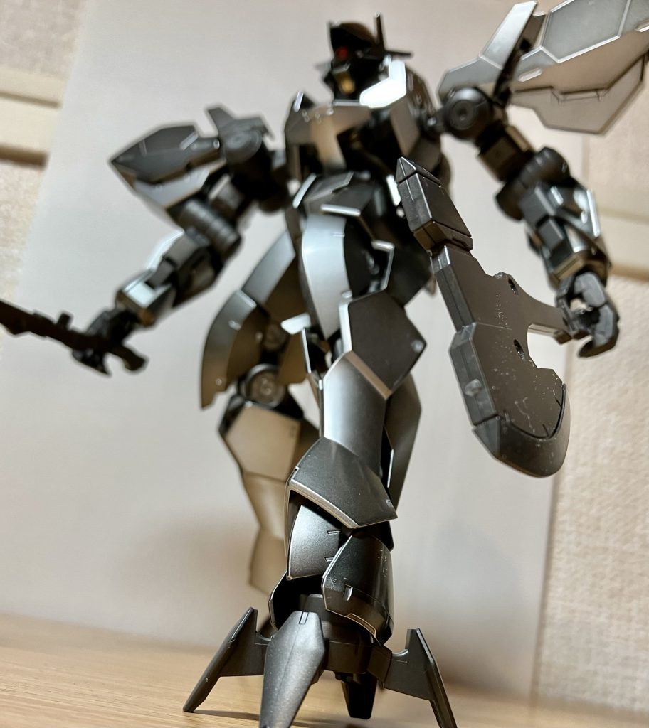 偶然、中古で見かけたイベント限定のグレイズアインです。誰かの積みプラだったのでしょう外箱に多少凹みはありましたが、きれいに保存されていました。部分塗装のみで、モノアイはメタリックレッド、バーニアとリアクターはゴールド、装甲パーツはニッパー跡のコーティングのないところにガンダムマーカーシルバーでごまかしています