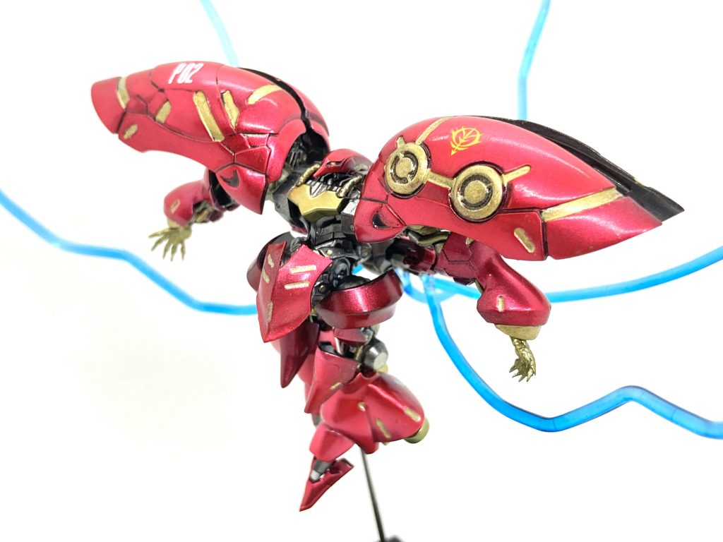 黒サフを下地にスターブライトシルバーを吹き、クリアルージュやクリアゴールドでキャンディー塗装。フレームはスターブライトアイアン。細かい塗装にはタミヤアクリルのゴールドとシルバーを使用。墨入れはリアルタッチマーカーのブラックです。