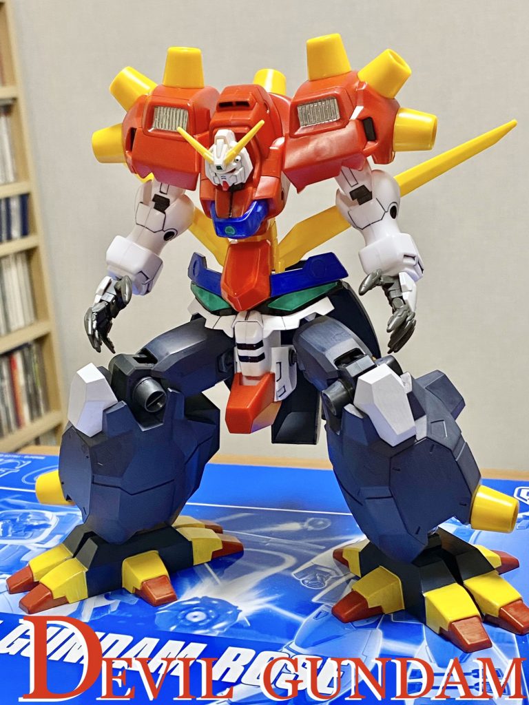 【編集後記】私はガンダムマーカーによる塗装に頼らざるを得ないため、脚部のように成形色が濃かったり、塗装面積が広いと塗るのに苦労します💦面積が広いと色ムラがどうしても出てしまうため、なかなか厳しかったですね💦実は今回の投稿も、当初は下半身・リアスカートの塗装は諦める予定でしたが、一度撮影した際やはり脚部がグレーではイマイチ雰囲気が出ないのと、理想の色に近い色がガンダムマーカーにあることが調べていたらわかったので(SEEDセットのダークブルー)、挑戦してみることにしました💡比較写真の片割れがその時の写真です(笑)でも紺色パーツになかなか黄色は乗りにくかったので、白を塗り重ねて下地をつくり、その上から黄色を塗ったりしてます。前回の投稿時、次回予告は当時まだ所持していなかったHGFCガンダムローズと予告していました。その後、無事にガンダムローズはゲットできたのですが、あまりに造形・色分け・可動が良すぎて、改造ポイントが見つけられず、普通の素組・スミ入れレビューになりそうだったので、一旦見送りました(笑)ローズの出来が良すぎたので、今後のGガンシリーズの展開がものすごく楽しみにもなりました✨デビルガンダムもいずれリリースして欲しいですね😄結果、デビルガンダムのミキシングに踏み切れ、デビルガンダムのフォルムを理想的なものに改造できたので、とても満足しています😊最後までご覧いただき、ありがとうございました‼️
