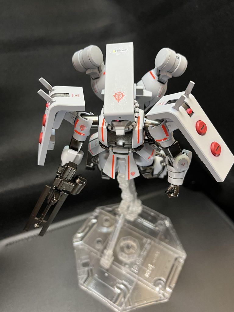 移動。ザクの頭にザクのシールドをつけてます。頭長いです💦両肩のシールドはティエレンのものです。ティエレンのシールドは、それ自体が大型アンテナとしての機能を持っています。それもあって、「広域索敵用」としました。