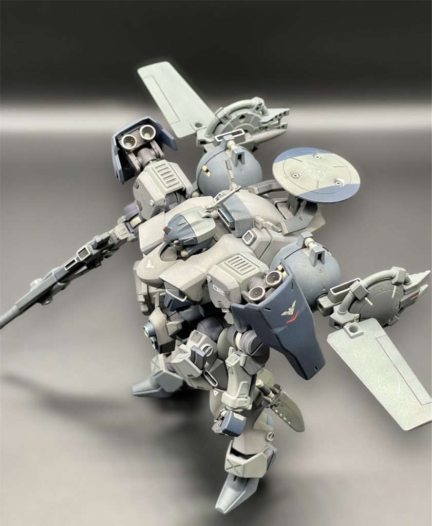 両肩のシールド状アーマーの内側上下に計6つのバーニアを追加。自前の推進力を増強。ティックバラン先生、さようならw