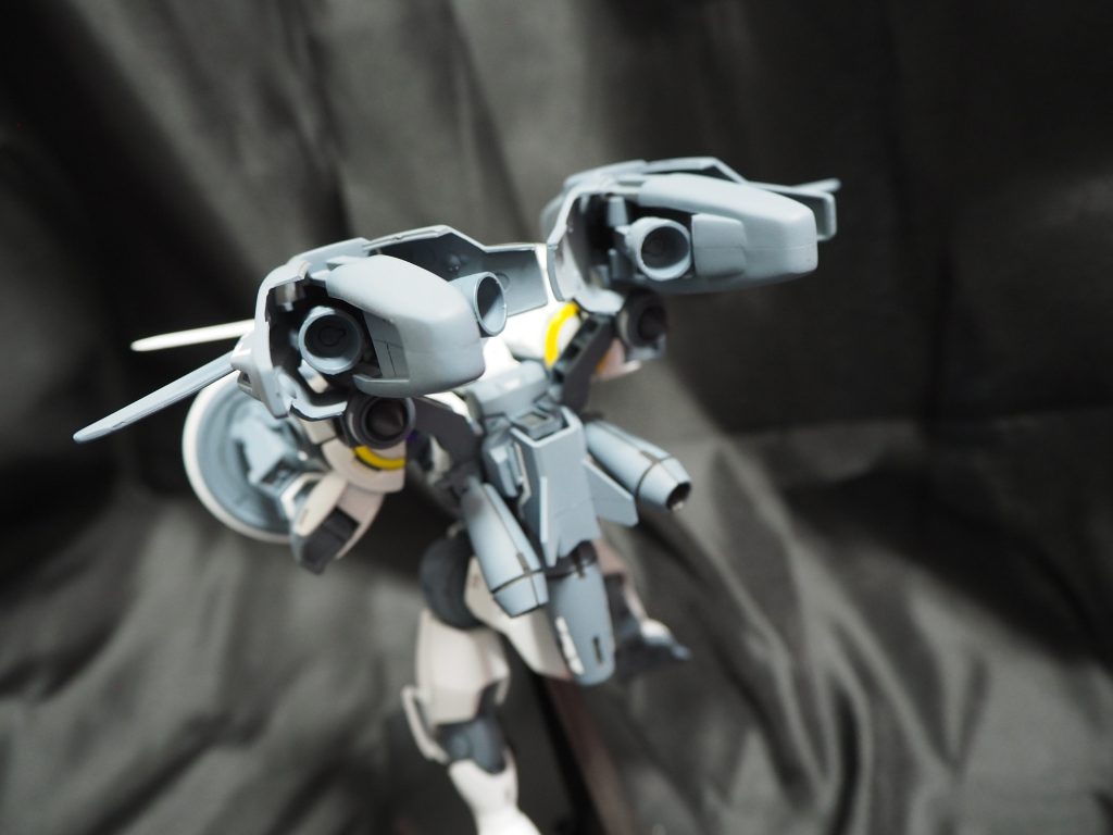 ブースター展開。中のバーニアとか弄りたかったけど旧キット合わせ目処理するとこの辺弄りづらくなるので断念。単にメタルパーツとか使っても浮くしなぁ…