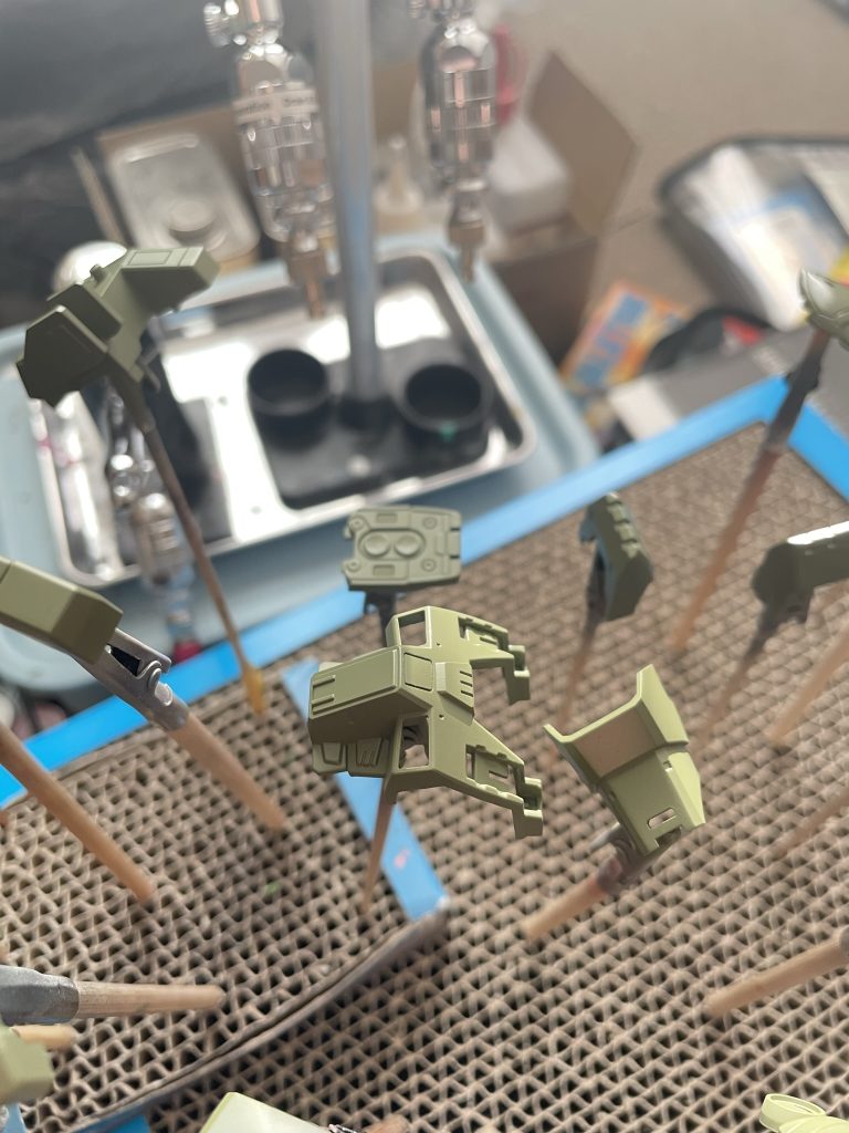 この色が気に入り過ぎて楽しくエアブラシ吹いてたらやり過ぎて部屋に塗料が充満してしまいました。