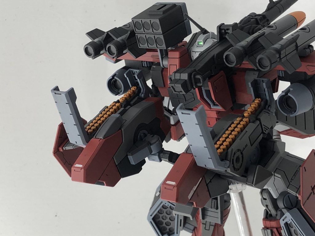 背面のミサイルコンテナもオープン。