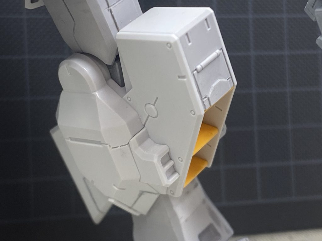 ディティールは彫るだけでなく、部分的には0.3ミリプラ板を貼ったりもしています。