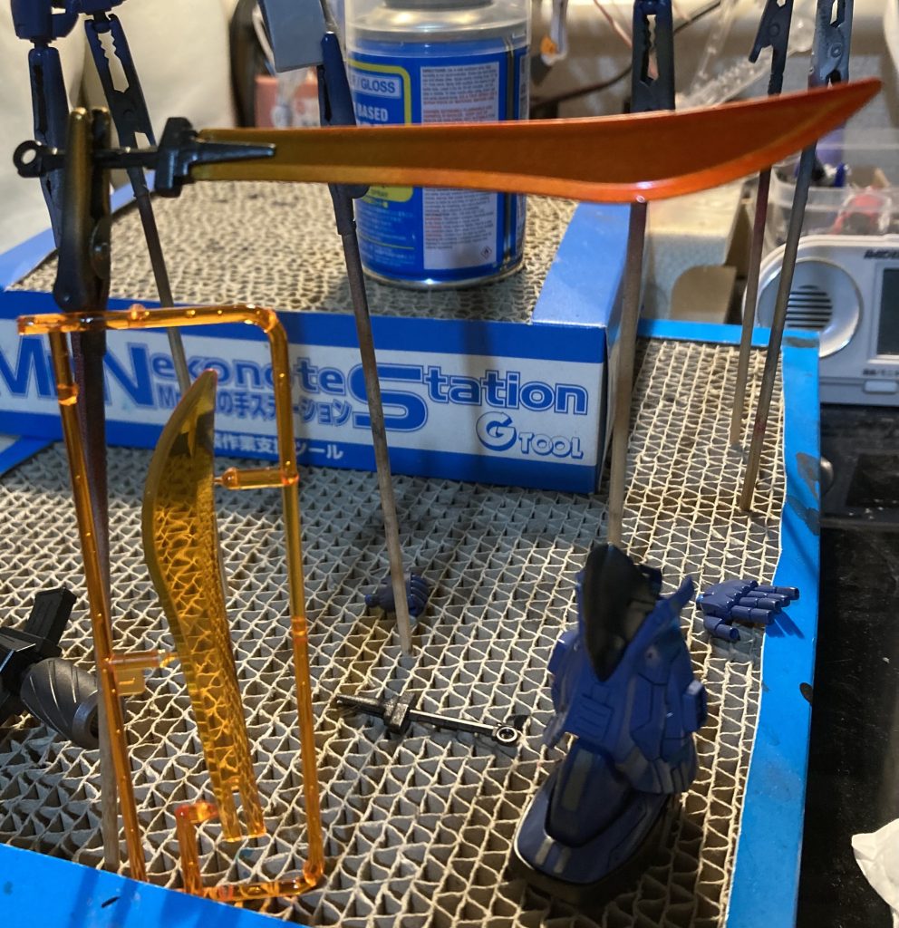 クリアパーツがどうにも苦手なので、ヒートサーベルも塗装。