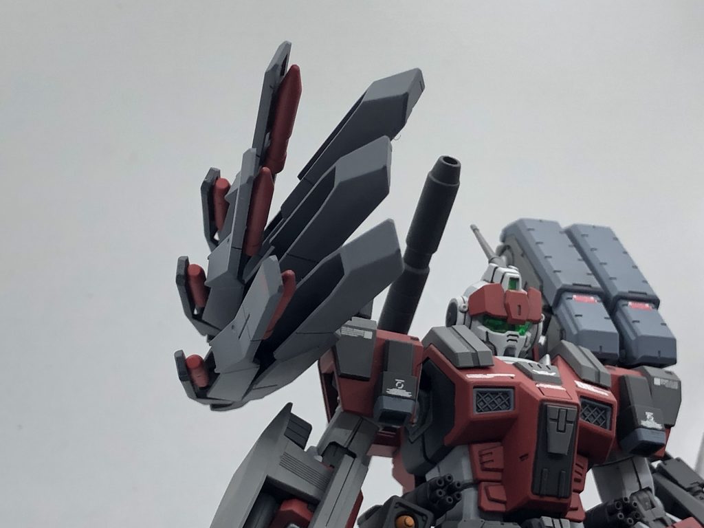 大型ミサイルコンテナは開閉するとこんな感じです。正面に向けても肩が負けないように軸を太くしました。