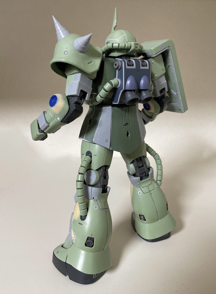 ほぼ全身を改修しています。(ホビージャパンに載っていたやり方をかなり参考にさせていただきました。)頭部はモノアイスリットを0.5ミリ詰め、鼻先?口先?を1.5ミリ伸ばしています。モノアイスリット部分も0.3ミリのプラ板を貼り、立体感を出しています。胸部はバルカンとダクトを埋め込み、丸モールドは丸穴に丸棒を埋め込むことでキレイな円形を表現しています。(この丸モールドの表現方法は、フロントアーマー、スパイクアーマー、足部アーマー等にも使用しています。)THE ORIGINバージョンのザクを表現するための足部の改修が最も大変な作業でした。エポパテ、プラ板を使って、前と横と後ろの全てを改修しているのですが、合わせてみるとなかなかジャストフィットしてくれないのです!何度挫けそうになったことか。バックパックは、以前作製した作品同様、ドム(HG)のバーニアカバーを削って貼り付けて作製しています。