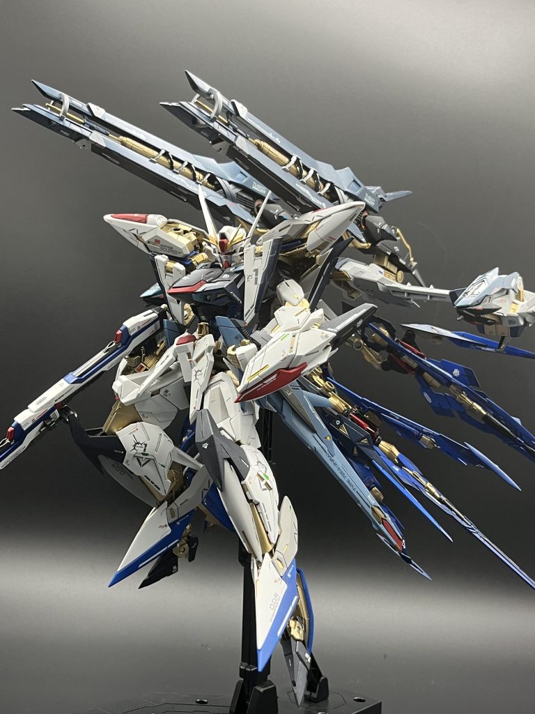 今回の作品はディスプレイベースまで含めると横幅、奥行、高さとも35センチ程度の巨大サイズになるので今まで使用していた40センチ角の撮影BOXでは無理と判断し、新規に70センチ角の撮影BOXを購入しちゃいました♫サムネが背景白に対し、こちらが背景黒。同じポージングでも雰囲気が全然違いますね。撮影に関しては無知なので、今後勉強しようと思ってます。