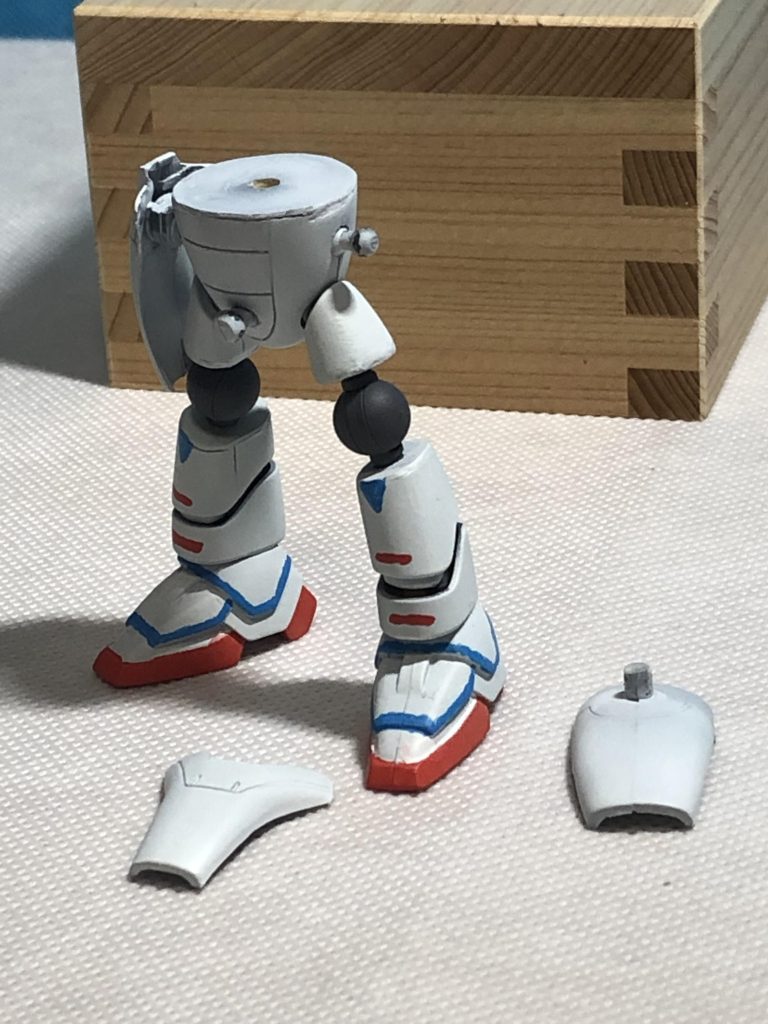 フロントアーマーとサイドアーマーは、1/144のパーツを切り出してバンダイ・コトブキヤ等のジョイントを利用して接続。フロントのは接続ジョイントです。接続ジョイントなのです。