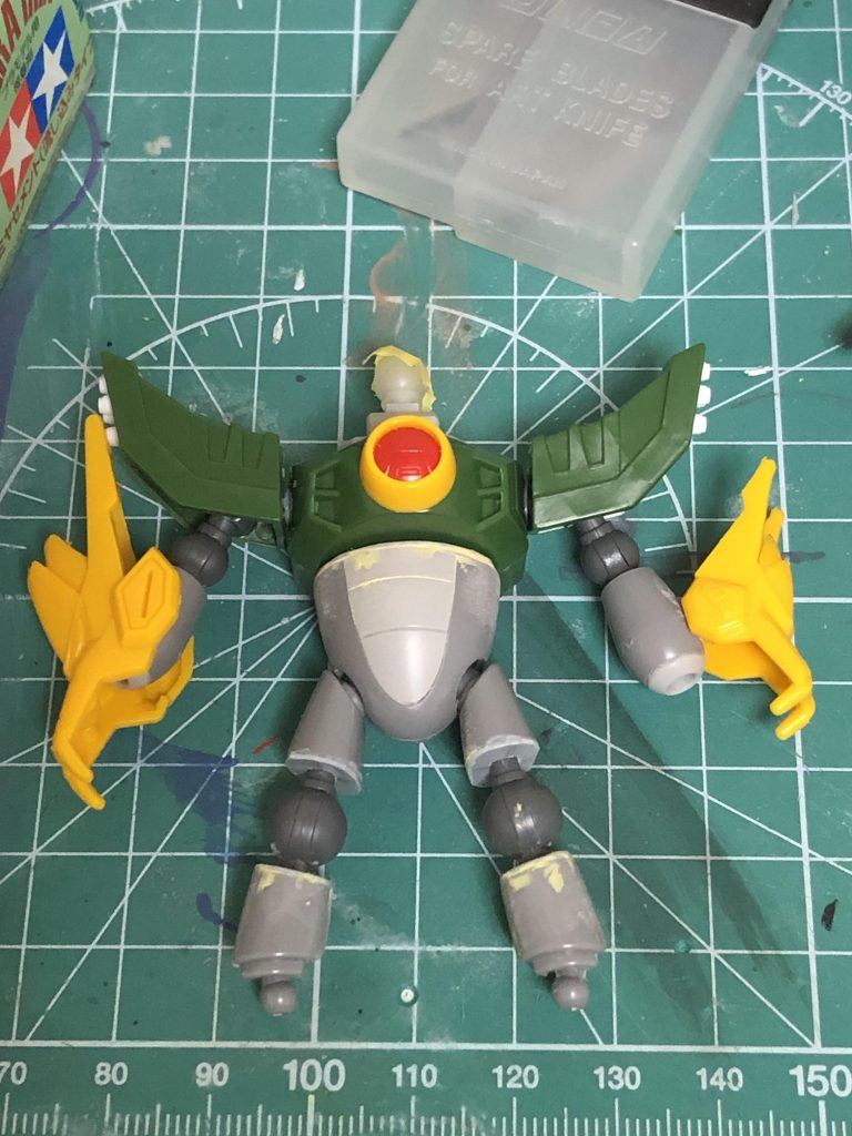 ドラゴンハングはSDの物だと小さくて迫力が出なかったので1/144を使用。製作途中の比較段階で結構違うのが分かると思います。