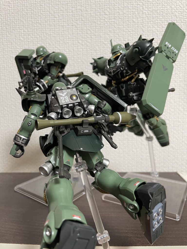 アナハイムエレクトロニクス・グラナダ宙域「大尉、この先にアナハイムにいる工作員から情報があったポイントになり、ラビアンローズが駐留しているのを確認しました。」部下の通信とポイントが記された座標をモニターで確認をして偵察ポッドからの写真でラビアンローズを確認する。「よし、我々はグラナダから出航しているアナハイムエレクトロニクスの輸送艦と合流をし新たに開発されたMS奪取作戦[バードストライク]を決行する。」「了解！」「やってやりましょう！大尉！！」袖付きの3機は移動を始めると連邦軍に存在を悟られぬまま闇に溶け込んでいった。