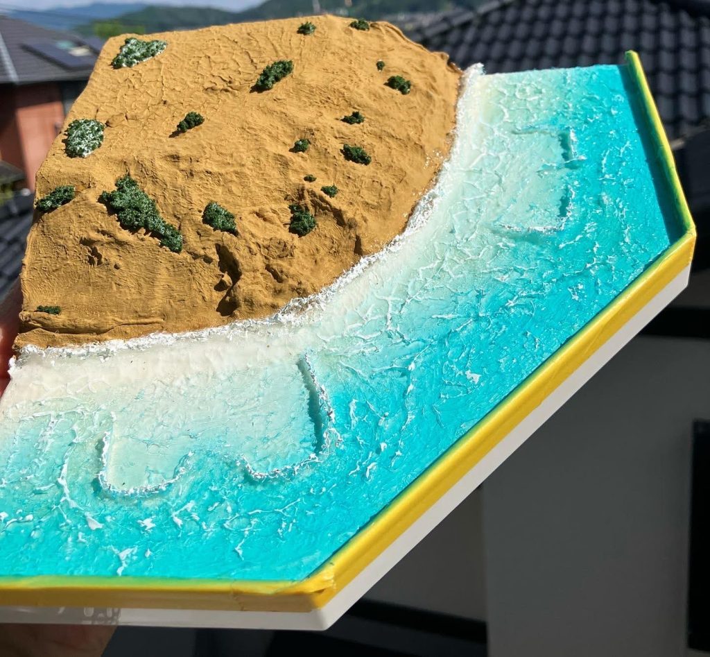 海とかの表現は初めてだったけど、木工ボンドやジェルメディウムでなんとかそれっぽく。波打ち際は脱脂綿を小さく薄く伸ばしたものを固めています。天気のいい日は乾燥が早くて作業が捗りますねー! 