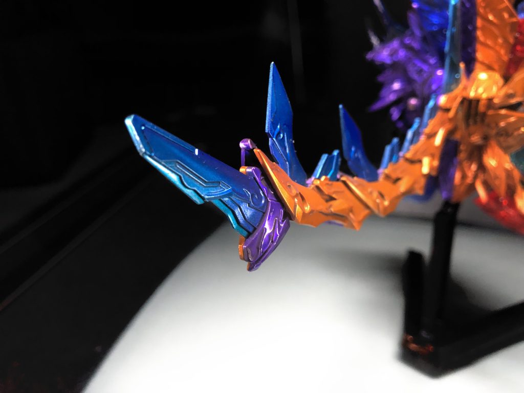 シッポの先っぽこちらも余剰ドラゴンたちの意思を受け継いで。左右で金と紫を塗装ミスしたんですが、アクセントということにしておきます。