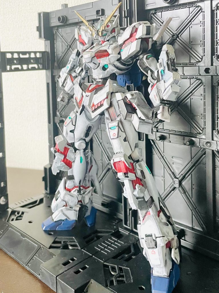 機体名   ガンダムエアリアルサイコフレーム搭載型(通称   ユリコーンガンダム)スレッタとミオリネの正式な結婚を記念して株式会社ガンダムにより設計されたGUNDーARM。「2人の行く末を見守る機体」というコンセプトで設計はされたものの、性能がガチすぎて即開発中止となった。