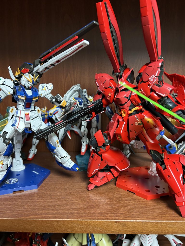 既に作ってるRX-93ff νガンダムと並べました。めちゃくちゃカッコいい…