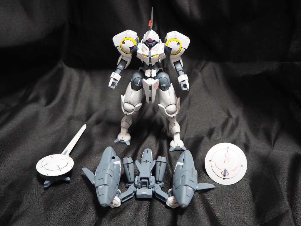 ずらり。ハインドリーの特徴的なランタンシールドは槍のとこにHGジンの剣がフィットちゃんしたので交換。バックパックは色んなジャンク、旧キットトールギスのブースター、ハインドリーの元々のスラスターを使いました。