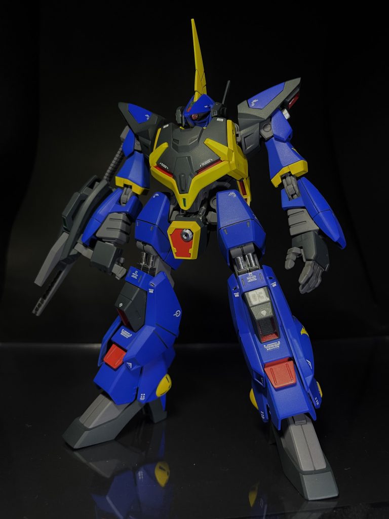 正面ショット。腰と腿のシリンダーは目立つのでホイルシールでディテールアップ。合わせ目もほとんど無く、塗り分けも楽ちんな設計で作りやすかったです。ビームライフルの先端部の肉抜き穴がみっともなかったので埋めたぐらいです。