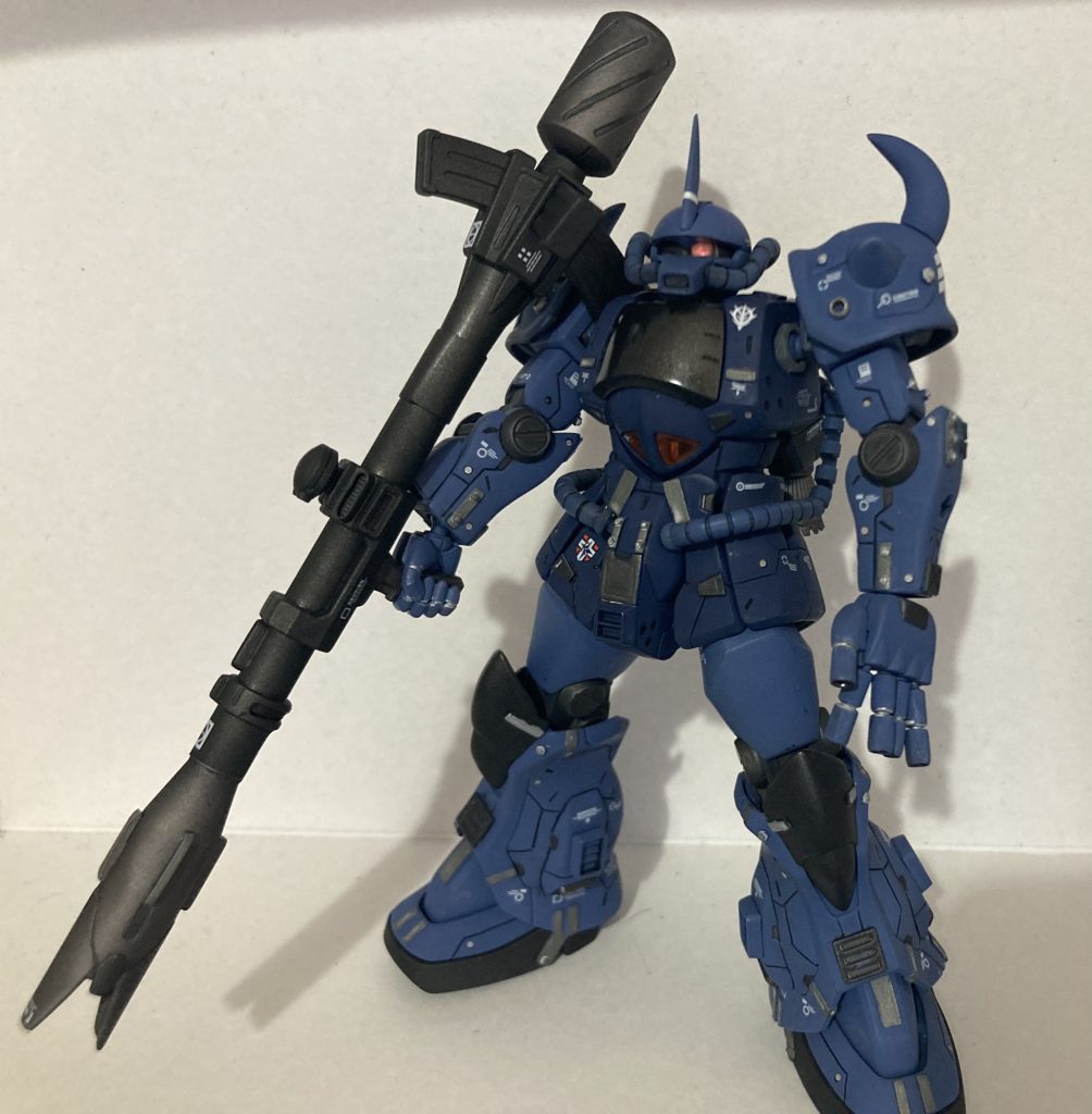 バズーカを持たせたかったので手近にあったEGストライクのものを拝借しましたが、弾倉が邪魔で担げないw