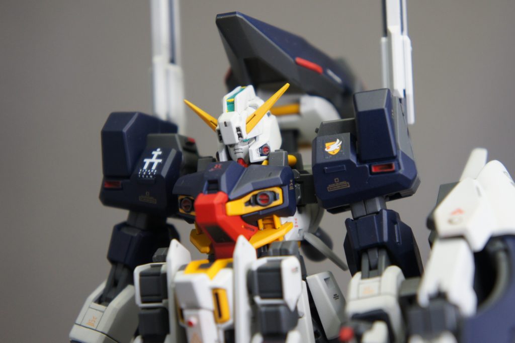 プラ板や腕などにスジボリをしてディティールアップしています。