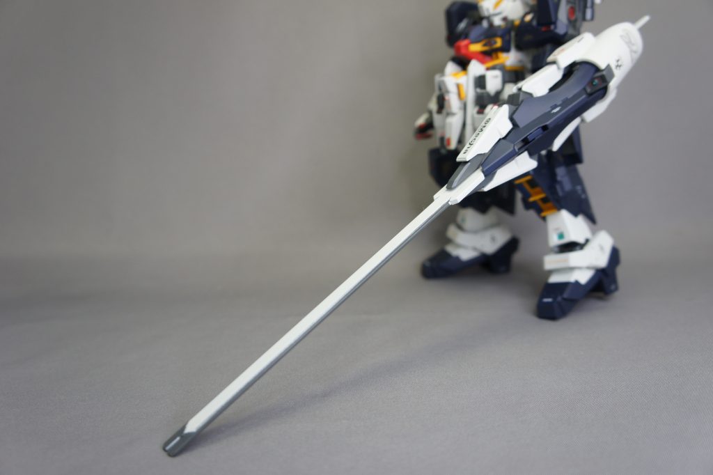 デカくてかっこいいライフルですが、写真にするとデカすぎてバランス悪いです。