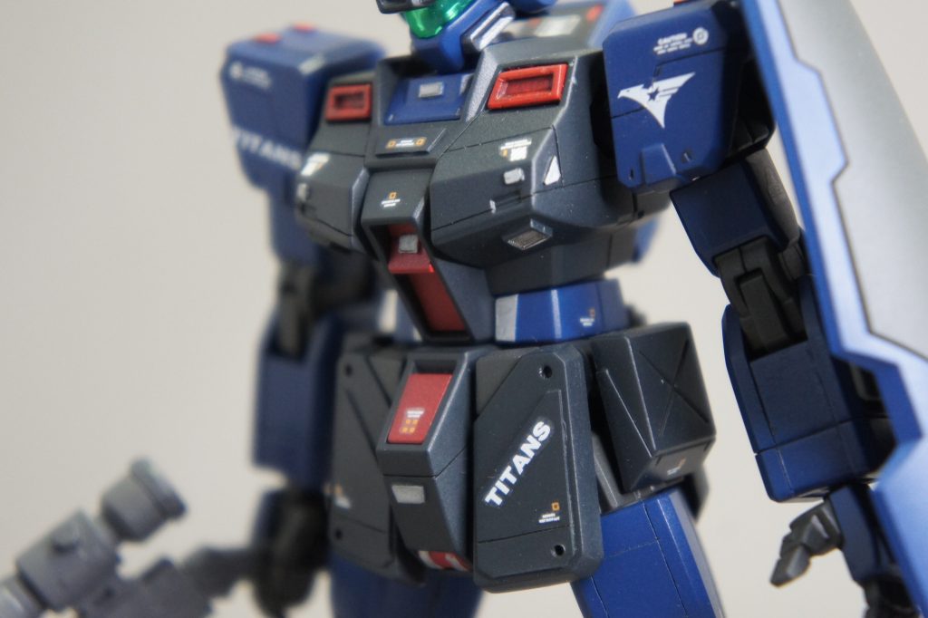 胸部分と太もものスジボリも追加しています。スカートもプラ板などでディティールアップしました。