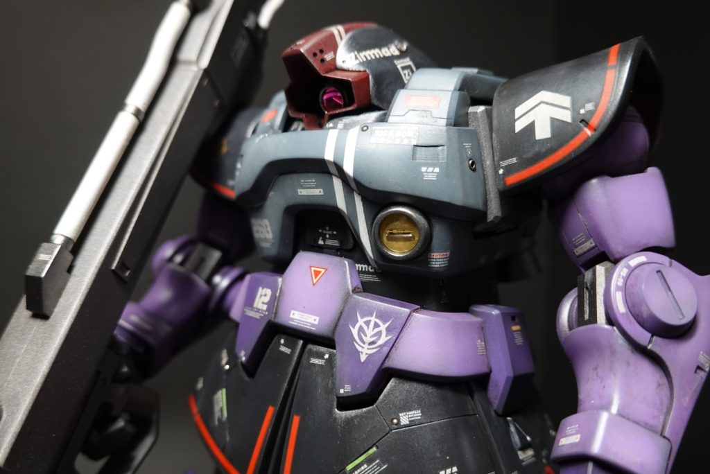 800番まで磨いて塗装しました。黒立ち上げでグラデーション塗装しています。薄い紫色はガイアノーツのエヴァパープルです。その後、グランドブラウン→マルチホワイトでウェザリングしています。宇宙用MSなのでサビとかオイルの汚しはしていません。