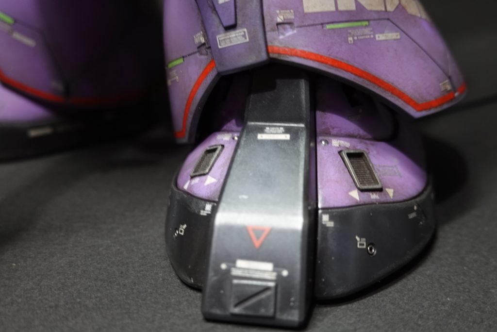 軽くスジ彫り追加とスチールボールとビーズ埋め込みでディテールアップしました。市販パーツも少し貼り付けています。後、足の甲に吸気ダクト！？みたいなのを彫り込んで取り付け。（宇宙用のMSで吸気ダクト？）