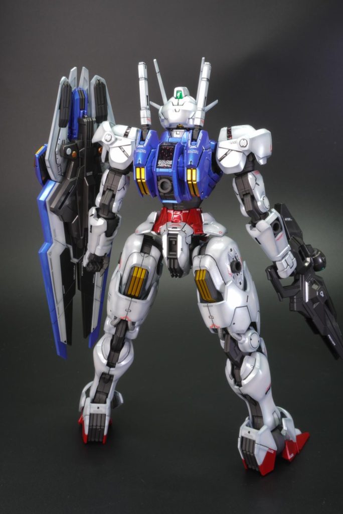 自分がグラデをする際は、白サフ(1500)とミッドナイトブルーを混ぜて下地&サフ塗装として、ホワイトでグラデ塗装をしています。(割合は白サフにミッドナイトブルーを丸々混ぜてます。)これで下地兼サフが出来るので下地塗装が薄く出来るのと、黒立ち上げだと出しにくい淡いグラデが出せると思います。