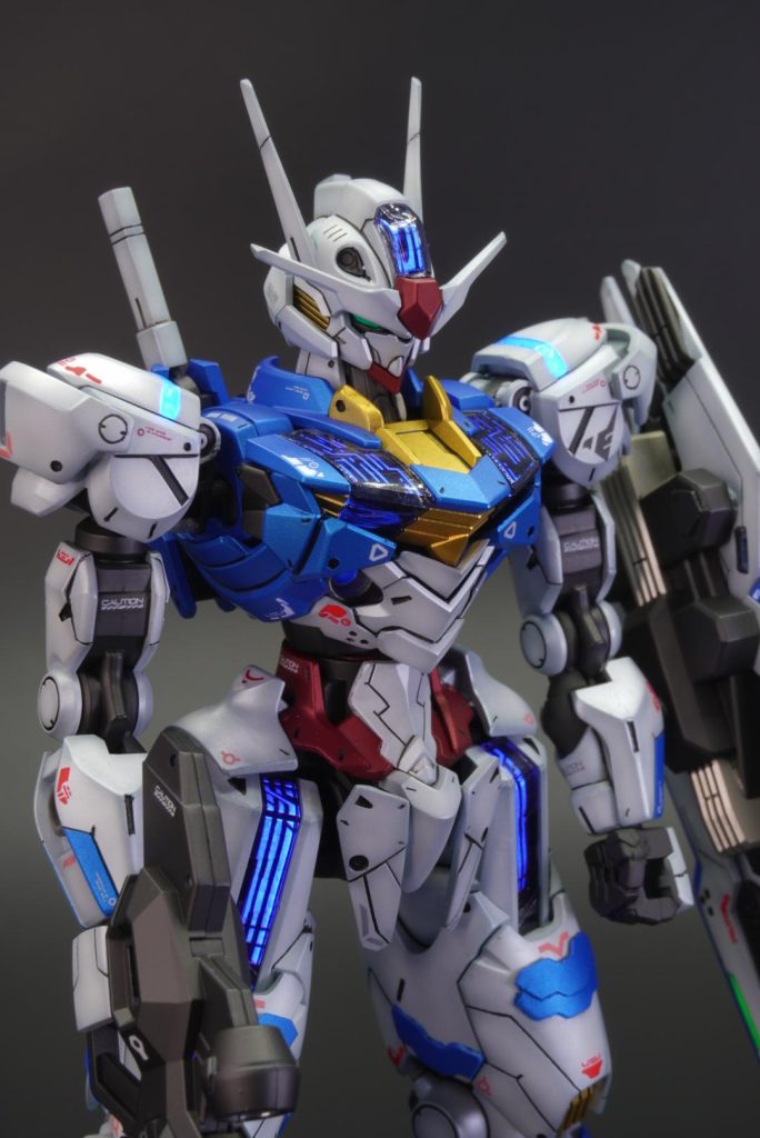 どの部分もシンプルでしたので、モールドやスジボリを新規で追加し、デカールを多めに貼り付け、情報量を多くしてみました。