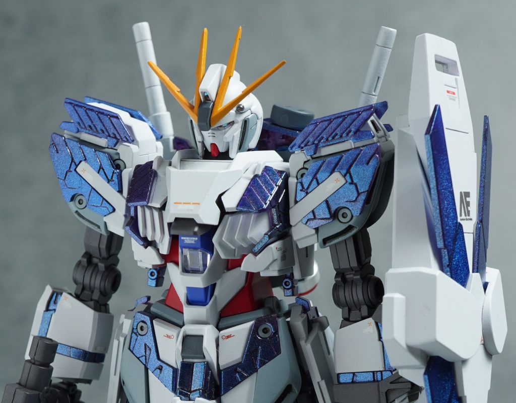 【サイコフレーム】キットは赤フレームなので、シャインシルバー→ディープクリアブルー(一回目)→ウレヒーローブルー(レッド/バイオレット)→ディープクリアブルー(二回目)→光沢コートの順で塗装しています。赤フレームの下地と、偏光塗料で角度によって紫の色味が出るのがポイントです!